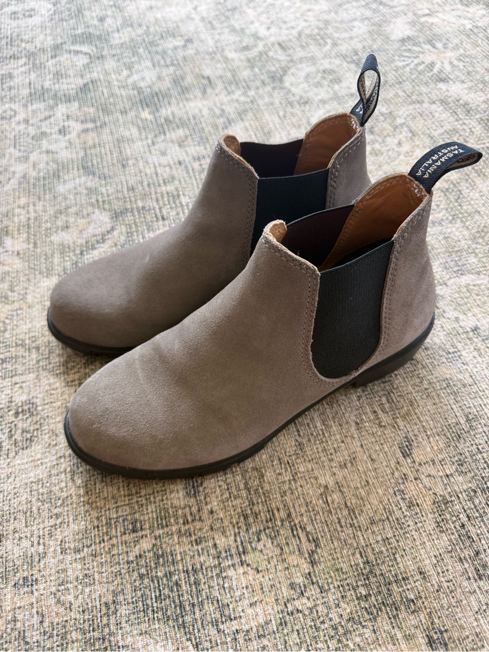Blundstone Suede Leather Chelsea Boots Women's Size US 7 Shorties Worn Once